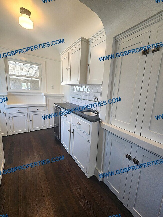 Building Photo - Come See this SAT! 06/27/26 - Live the Belmont Shore Lifestyle! Spanish 2 Bedroom / 1 Bath Home w...