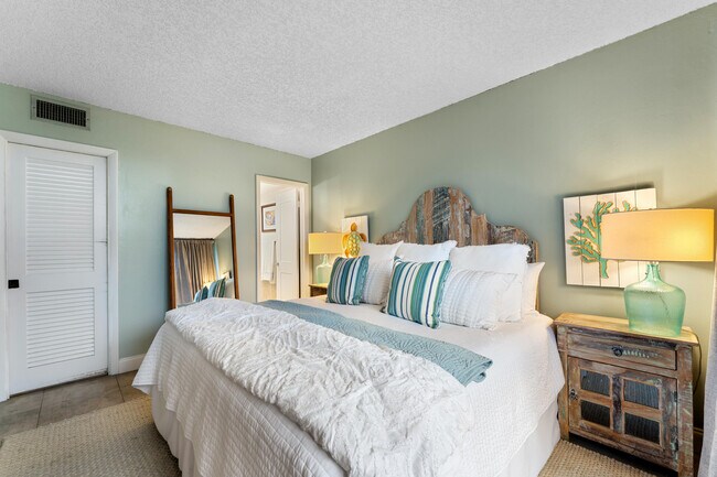 Building Photo - 225 S Beach Rd