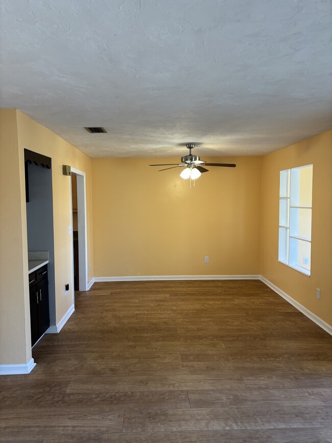 Living/dining area - 1620 View Ln