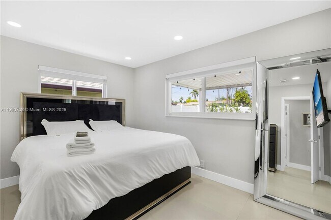 Building Photo - 1104 N 13th Terrace