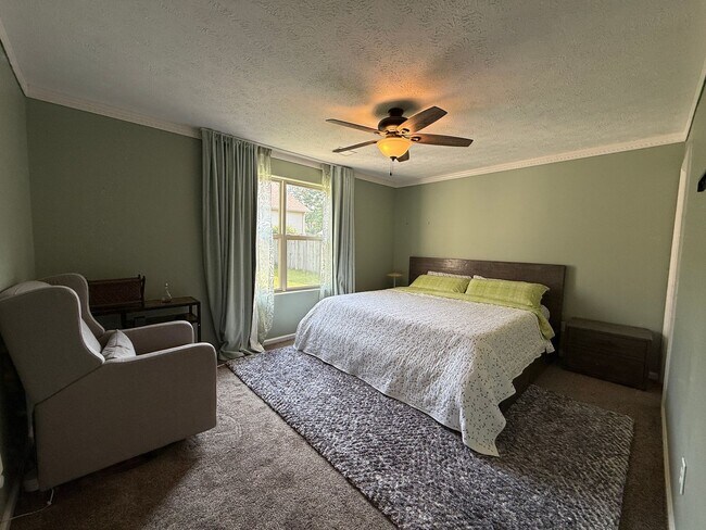 Building Photo - Experience Bright Living in This Stunning ...