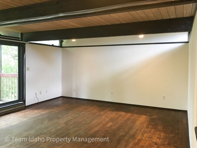 Building Photo - Taylor Ave Tri-Plex