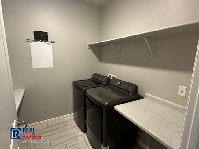 Building Photo - 4 Bedroom in near Crimson Cliffs