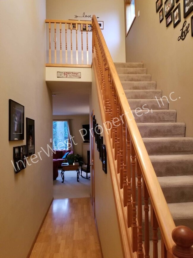 Building Photo - Large 3 Bed 2.5Ba Vancouver Beauty W/ Gas Fireplace, Dog Run, Fenced Yard & So Much More!