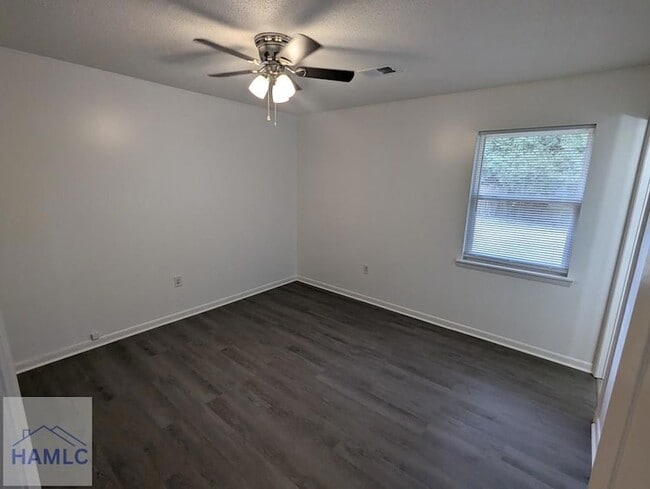 Building Photo - 468 Elm St