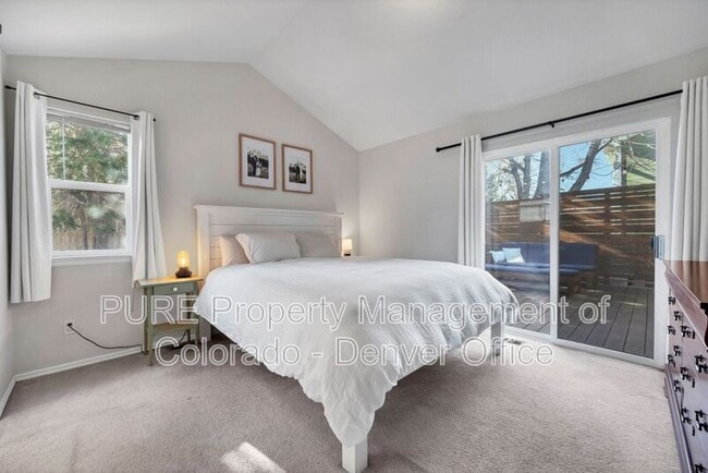 Building Photo - 2866 Fernwood Pl