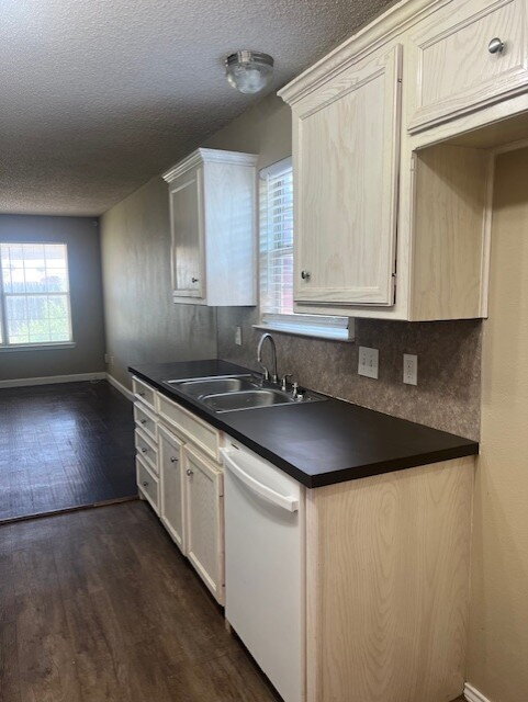 Building Photo - Great 3/2/2 home just south of S Loop 289!