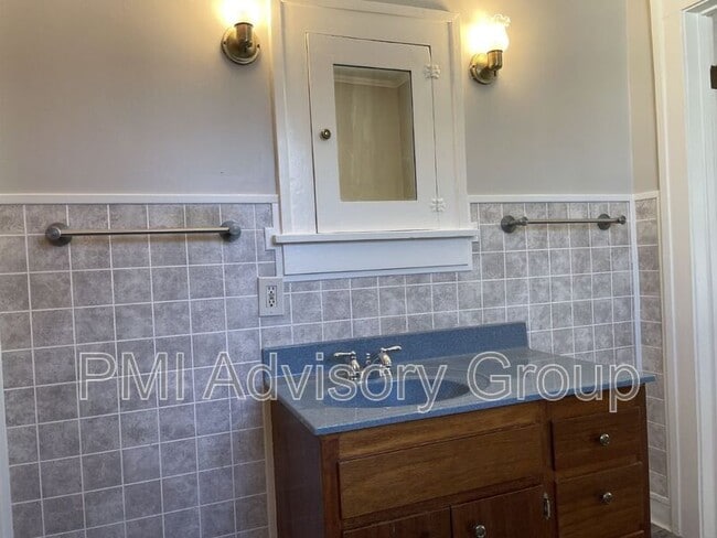 Building Photo - 721 SW Park Ln