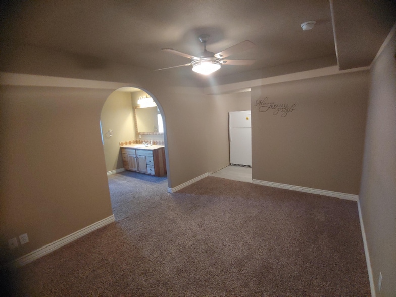 Building Photo - 1024 Shadow Point Dr