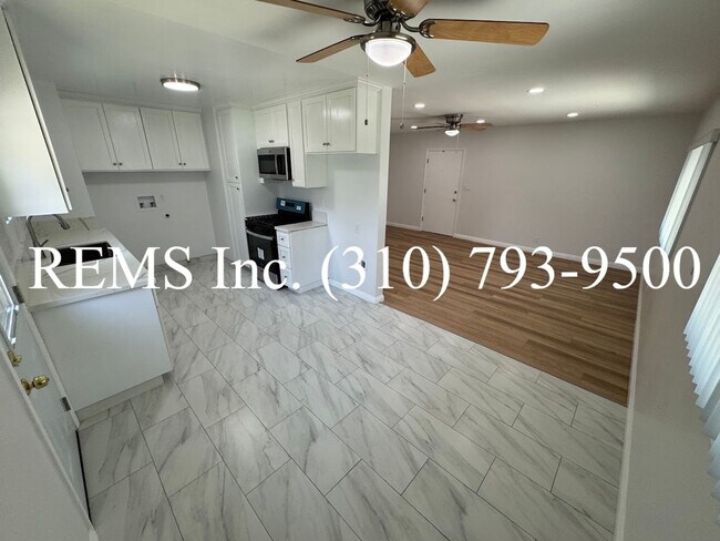 Building Photo - Remodeled Duplex Unit with Laundry Hook-Up...