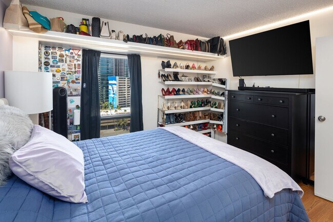 Building Photo - Keoni Ana in Waikiki - 2 Bedroom 1.5 Bath and 2 Parking Stalls!