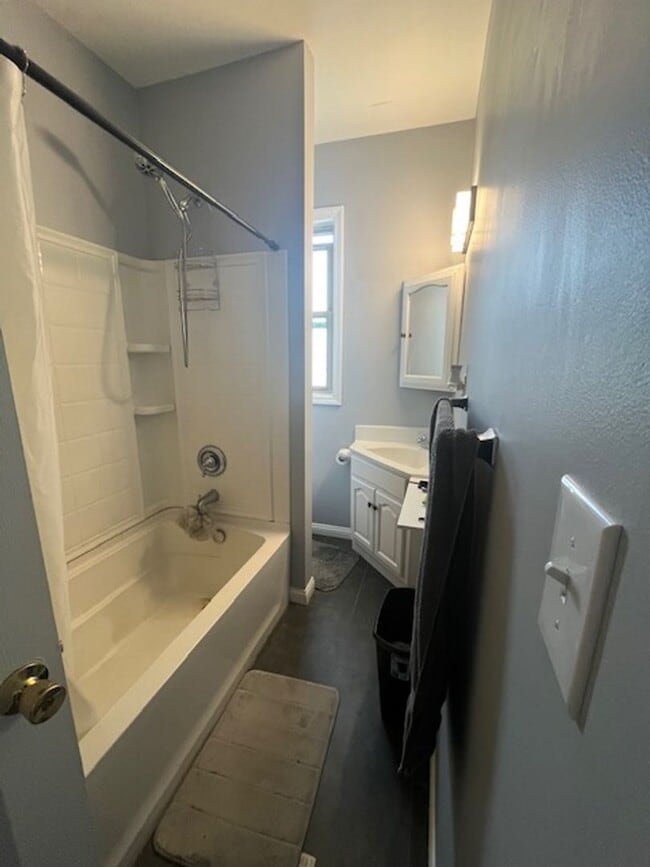 Building Photo - Spacious 3 bed, 1.5 bath duplex