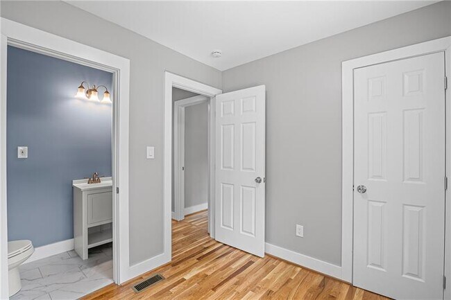 Building Photo - 2889 Macon Dr SE