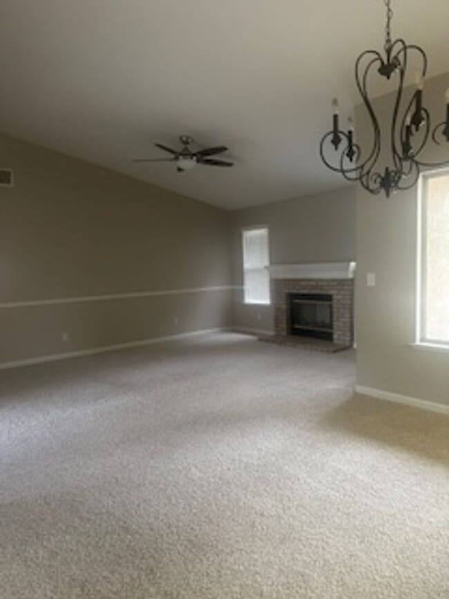 Building Photo - Nice 2 bedroom home + den or office that can be used as 3rd bedroom, close to Clovis North.