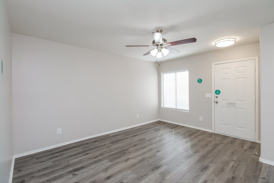 Building Photo - 11834 W Sunnyside Dr