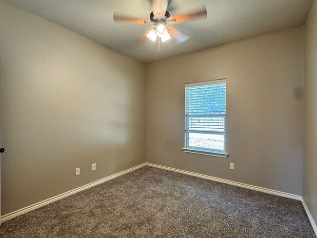 Building Photo - 939 Redbud Ln