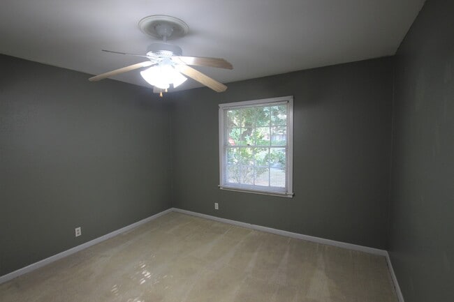Building Photo - Beautiful 3 Bedroom 2 Bath with Large Back...