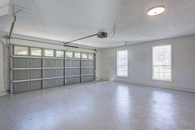 Building Photo - 6479 Stone Lake Dr