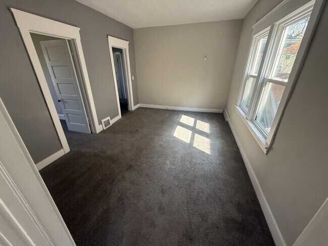 Building Photo - 10303 Sophia Ave