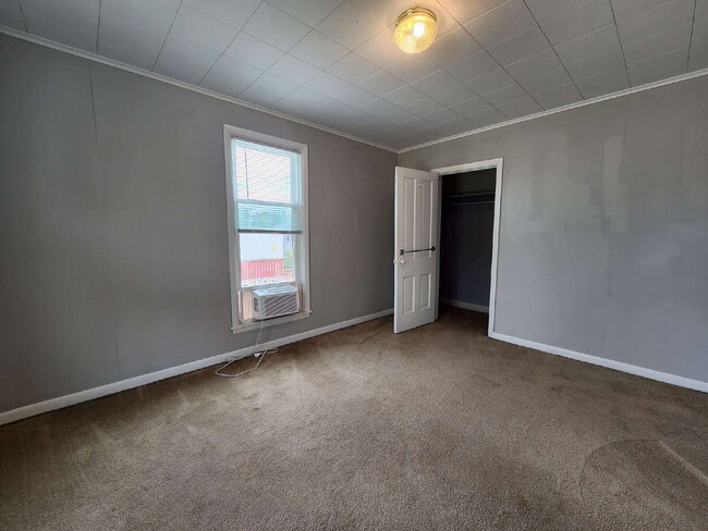 Building Photo - 2 Bedroom side by side / 421A Otter Ave Oshkosh