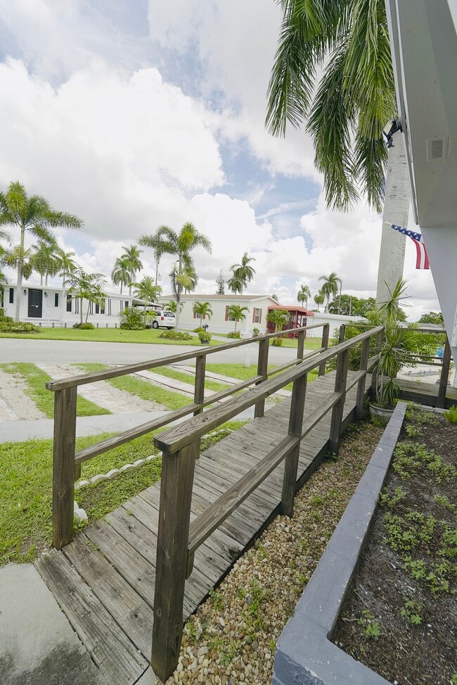 Building Photo - 8520 SW 18th Ct