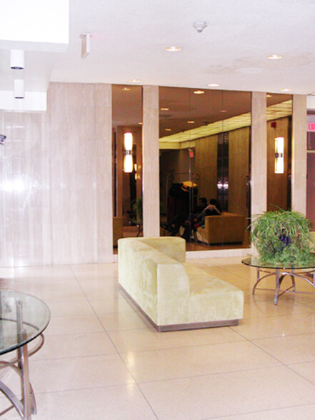 FOYER - 6050 Boulevard E