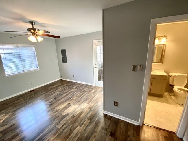 Building Photo - 1116 N Green Dr