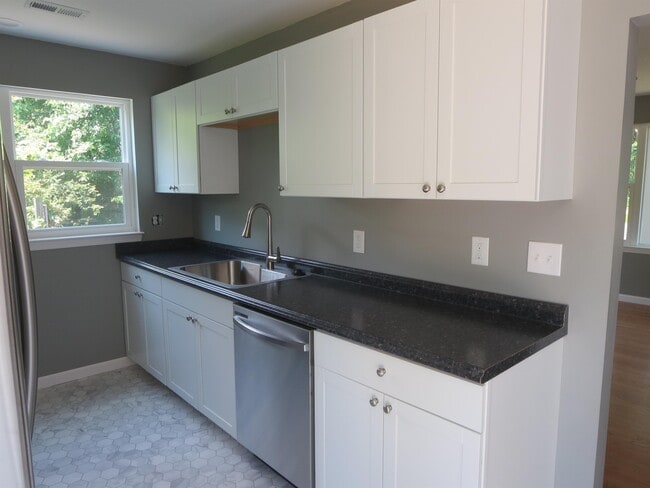 Building Photo - 324 2nd St