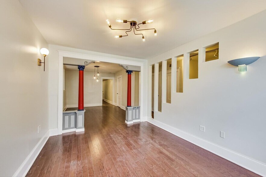 Building Photo - 2340 W Augusta Blvd