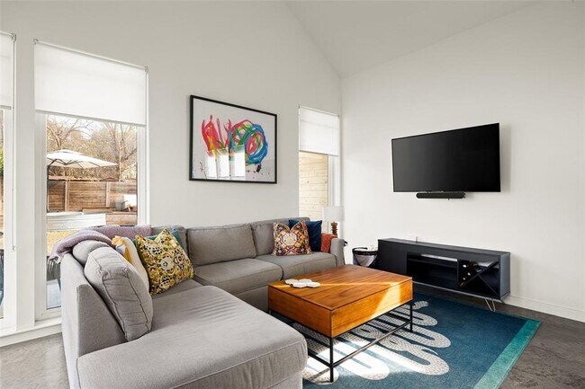 Building Photo - 902 Garden Villa Ct