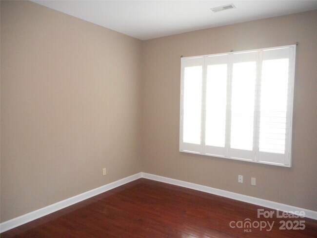 Building Photo - 11017 Valley Spring Dr