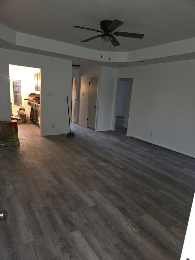 Building Photo - Beautifully Remodeled 4 Bedroom + Office H...