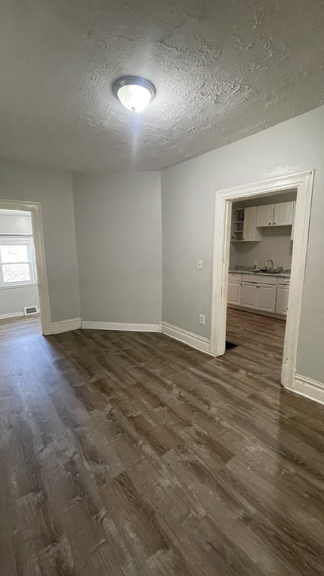 Building Photo - Spacious 4-Bedroom Home with 2 Full Bathrooms – Section 8 Approved and Ready for Move-In!