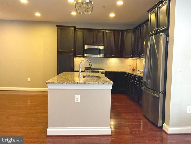 Building Photo - 3911 Chain Bridge Rd