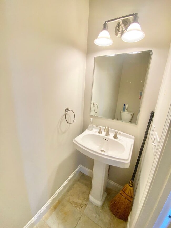 Building Photo - 2 Bedroom Home in Williston VT Available 9...