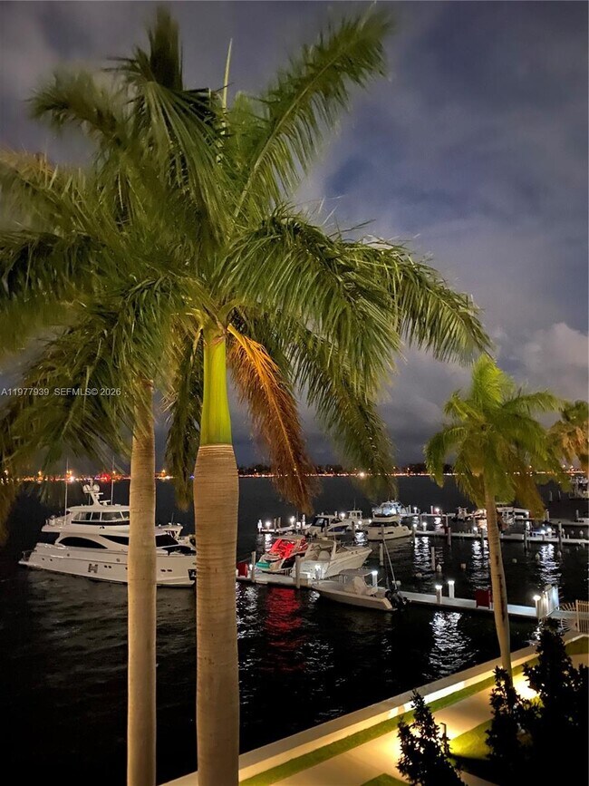 Building Photo - 1541 Brickell Ave