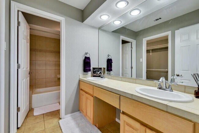 Building Photo - 4711 Spicewood Springs Rd