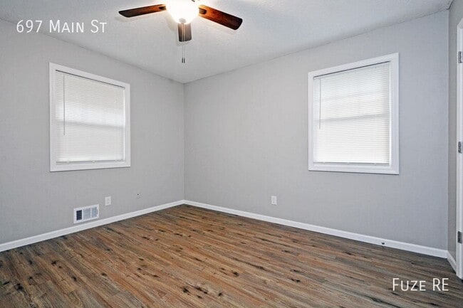 Building Photo - 697 Main St