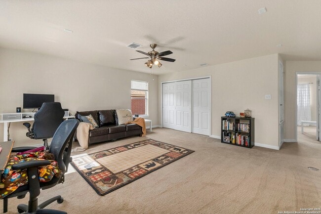 Building Photo - Charming Home Awaits: Spacious & Modern Li...