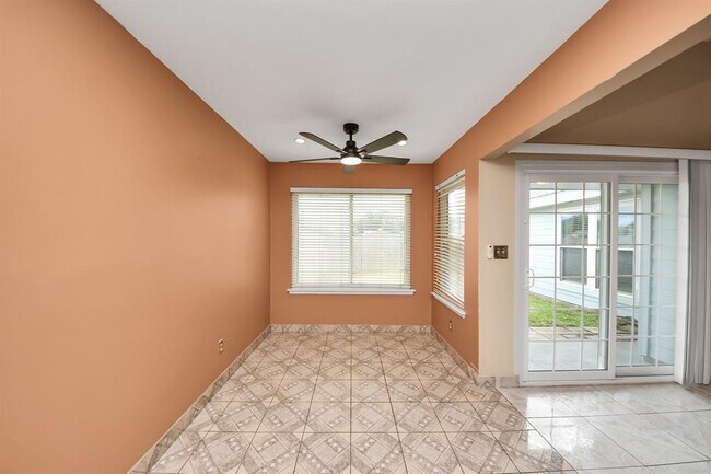 Building Photo - 2029 Highland Hills Dr
