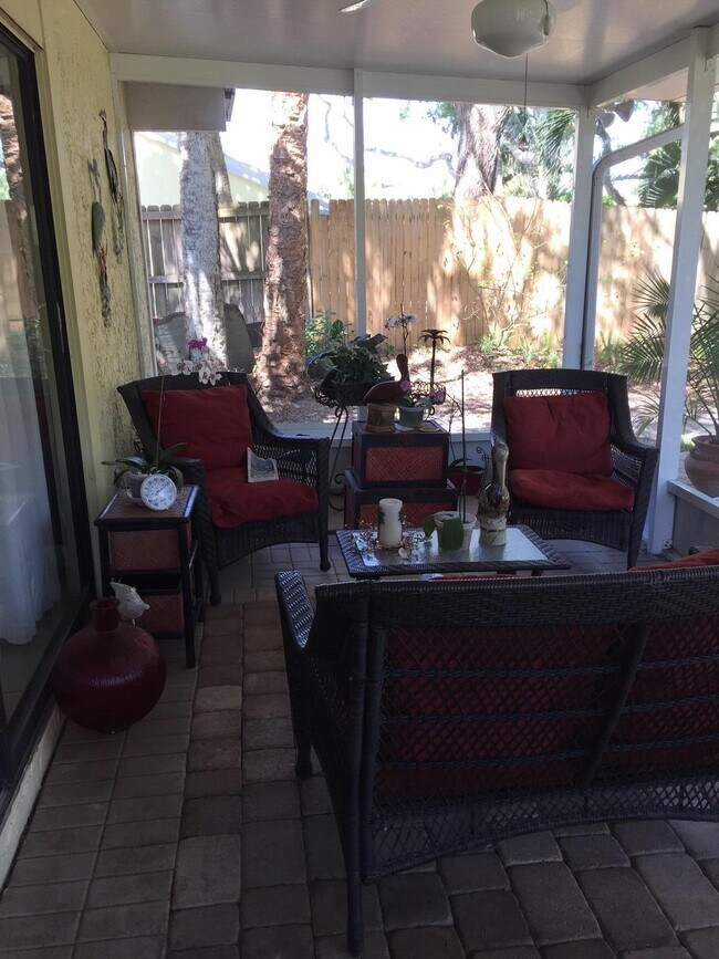 Building Photo - 837 Seminole Ln