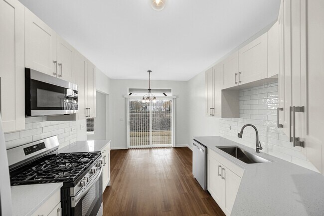 Building Photo - 2325 Summerlin Dr