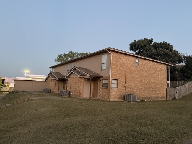 Building Photo - 220 Vista Way