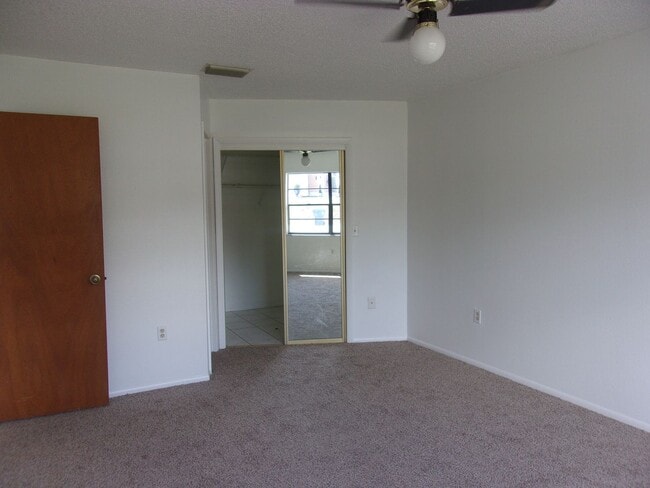 Building Photo - 2261 Maximilian Ave
