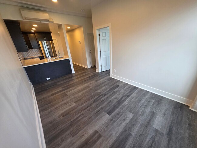 Building Photo - Newly Renovated 1 Bedroom Apartment - Poug...
