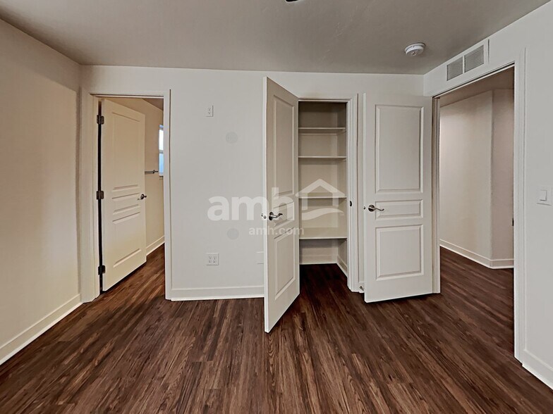 Building Photo - 1215 W Sanetta St