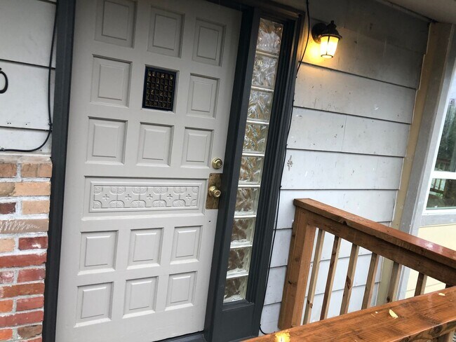 Building Photo - Updated 3 bedroom 3 bath house in Eugene!