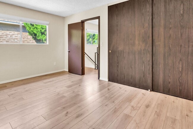 Building Photo - Great three bedroom townhome in UTC!  Avai...