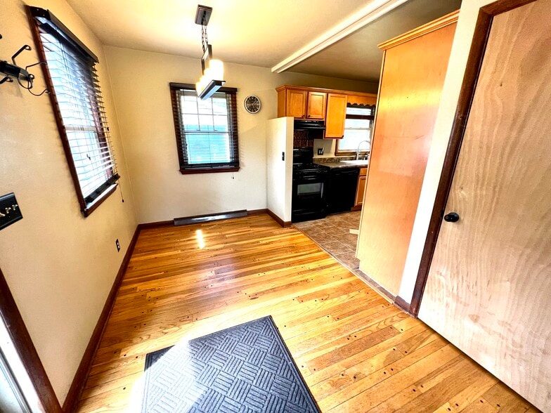 Building Photo - 1160 W Stover St