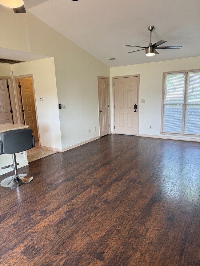 Building Photo - 117 Lewis Ln